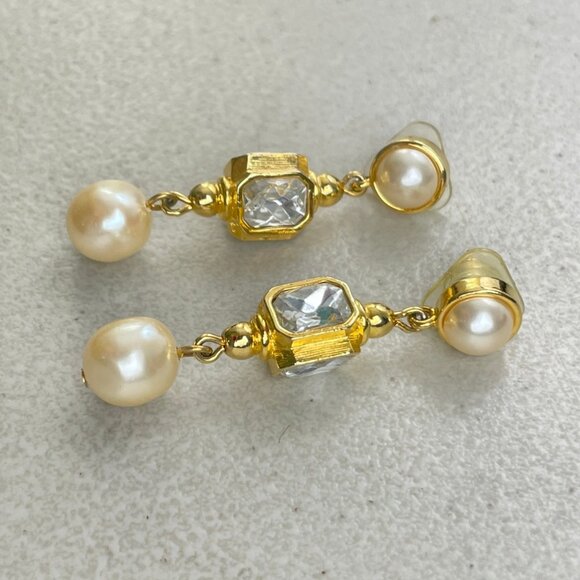 Vintage Dangle Chandelier Earrings 1980s Rhinestone Faux Pearls Gold Tone Metal - Picture 2 of 3